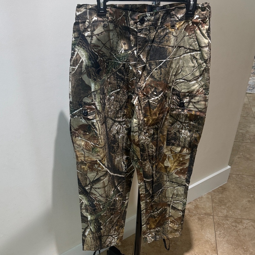 RedHead Woodland Camo Hunting Cargo Pants. Size M with adjustable waist.